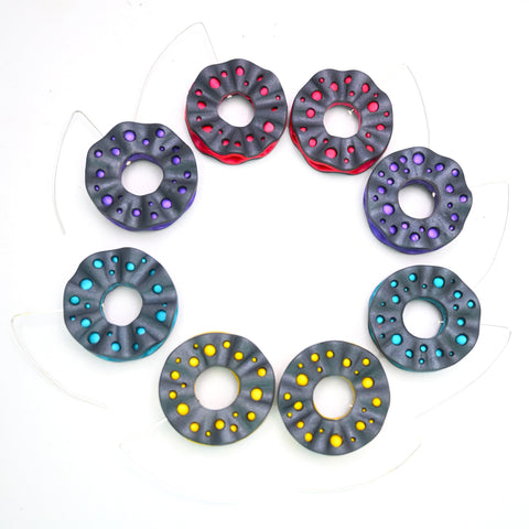 Pendientes alegres y coloridos.