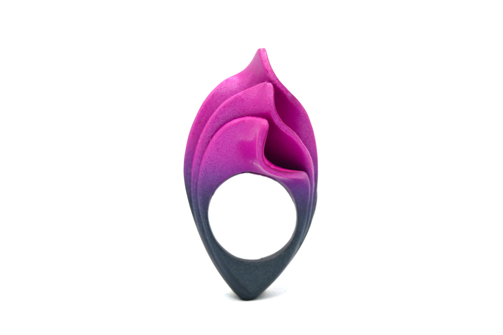 Anillo artesanal de arcilla polimérica metálica, modelado a mano uno a uno, en tonos degradados desde el magenta al negro, con formas orgánicas que evocan el fuego. Imagen-2