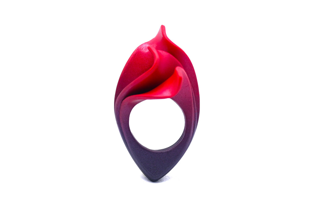 Anillo artesanal de arcilla polimérica metálica, modelado a mano uno a uno, en tonos degradados desde el rojo al negro, y con formas orgánicas que evocan el fuego.