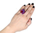 Anillo artesanal de arcilla polimérica metálica, modelado a mano uno a uno, en tonos degradados desde el violeta al magenta, con formas orgánicas que evocan el fuego. Imagen-3