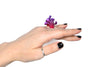 Mano con anillo artesanal de arcilla polimérica metálica, modelado a mano uno a uno, en tonos degradados desde el violeta al magenta, con formas orgánicas que evocan el fuego. Imagen-1