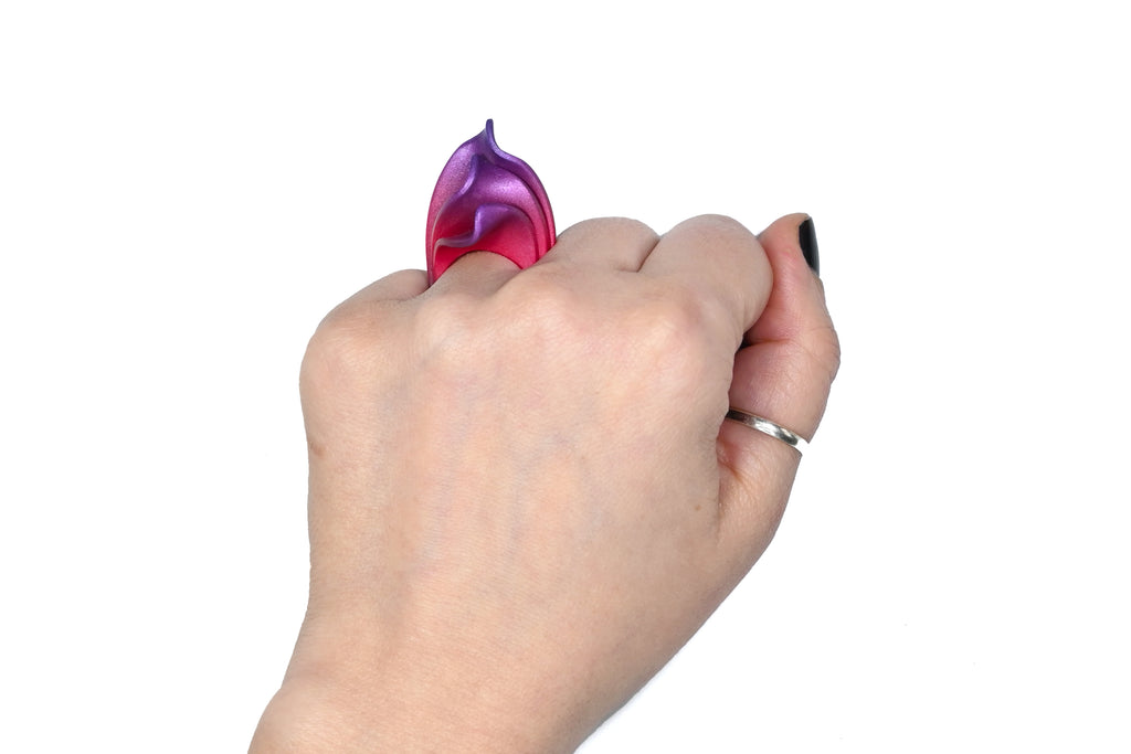 Anillo artesanal de arcilla polimérica metálica, modelado a mano uno a uno, en tonos degradados desde el violeta al magenta, con formas orgánicas que evocan el fuego. Imagen-2