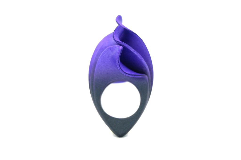 Anillo artesanal de arcilla polimérica metálica, modelado a mano uno a uno, en tonos degradados desde el violeta al al negro, y con formas orgánicas que evocan el fuego.