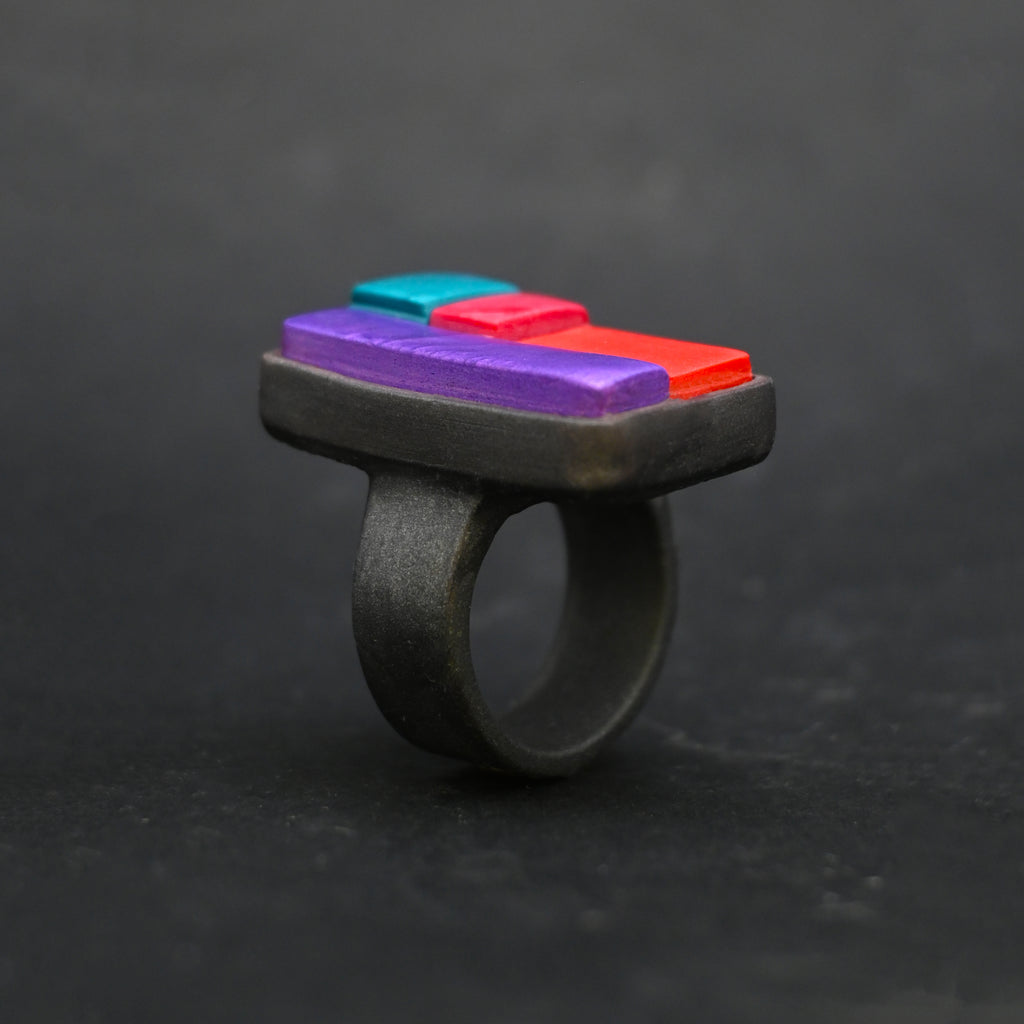 Anillo  artesanal de arcilla polimérica con diseño único formado por bloques en colores vibrantes.