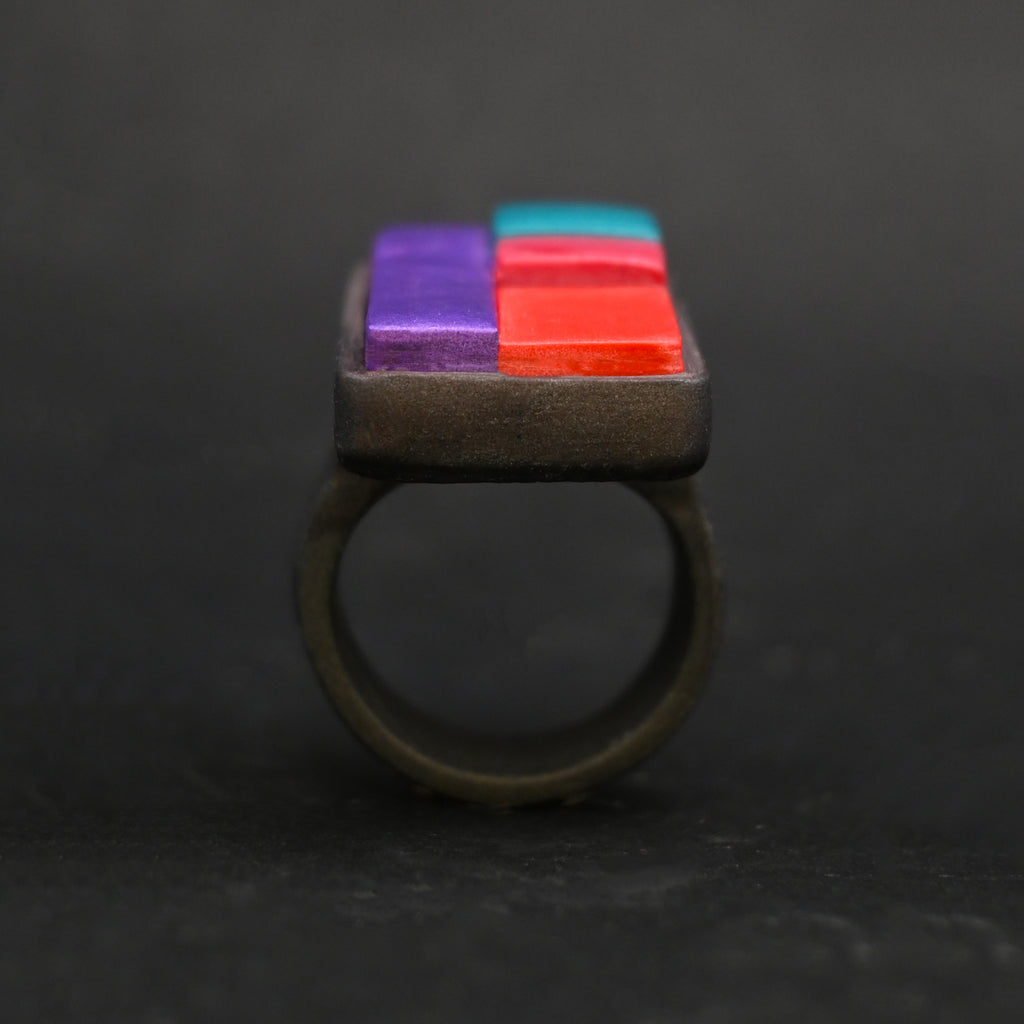 Anillo  artesanal de arcilla polimérica con diseño único formado por bloques en colores vibrantes.
