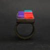 Anillo  artesanal de arcilla polimérica con diseño único formado por bloques en colores vibrantes.