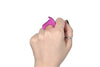 Mano con anillo artesanal de arcilla polimérica modelado a mano en color magenta con diseño moderno y minimalista, con la parte superior en forma de ola.