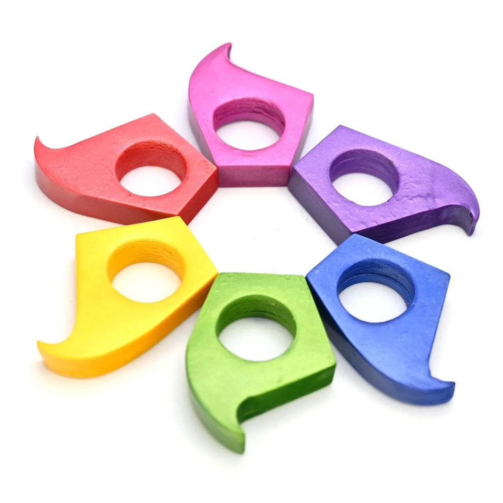Anillos artesanales de arcilla polimérica en varios colores con diseño moderno y minimalista, con la parte superior en forma de ola.