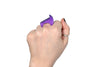 Mano con anillo artesanal de arcilla polimérica modelado a mano en color púrpura con diseño moderno y minimalista, con la parte superior en forma de ola.