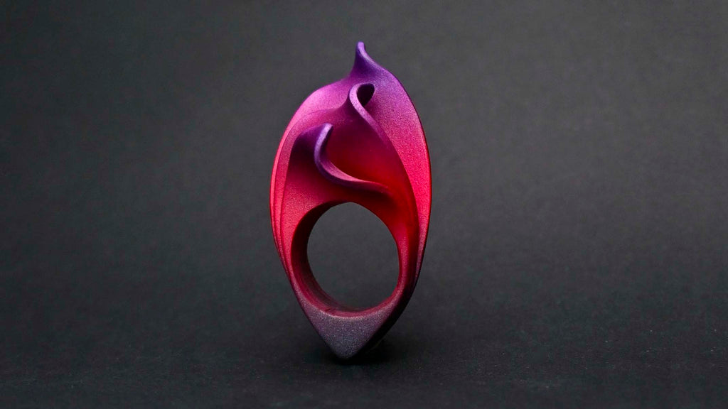 Anillo de arcilla polimérica modelo Fuego con diseño degradado de rojo a púrpura