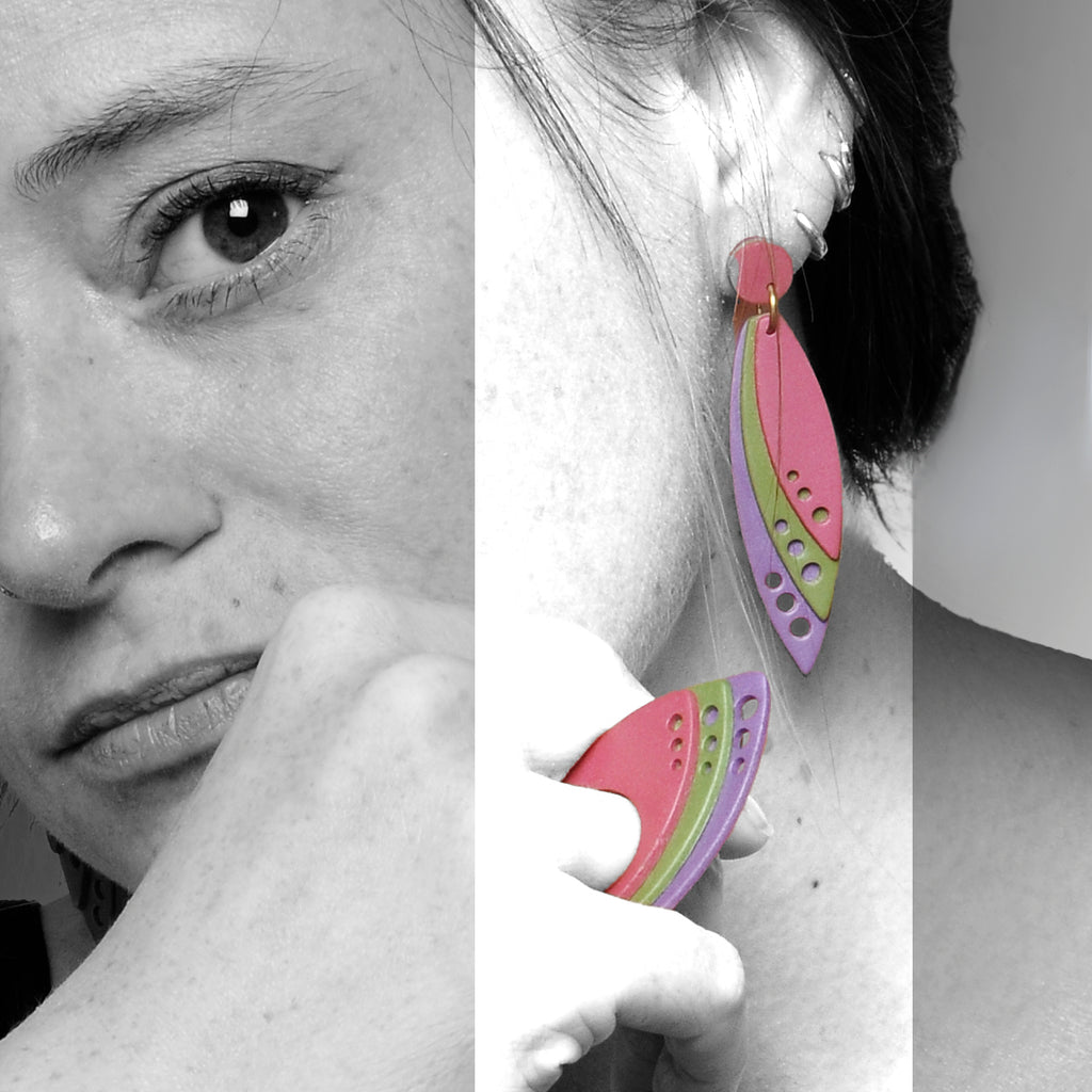 Chica luce el conjunto de pendientes y anillo artesanales de arcilla polimérica Tríada.