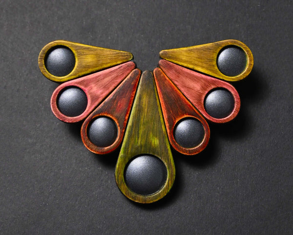 Broche Maderas-1 de arcilla polimérica con formas de abanico