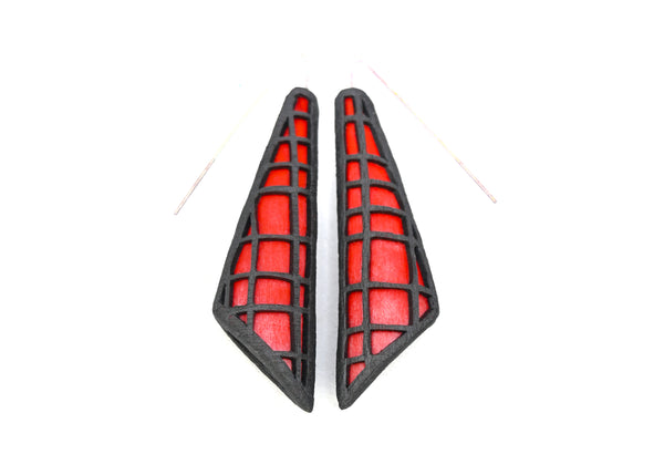 Pendientes ligeros hechos a mano en arcilla polimérica, estilo contemporáneo. Adorno de rejilla negra con base de color rojo.