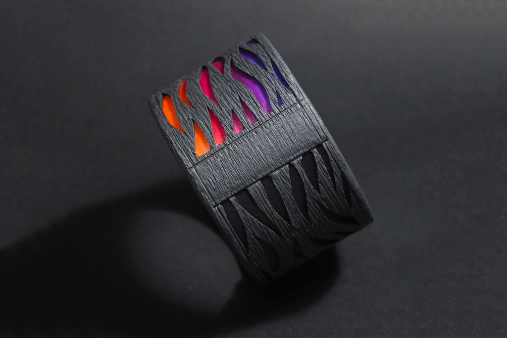 Detalle del lateral del brazalete de arcilla polimérica modelo Sunset con diseño en en color degradado de púrpura a naranja