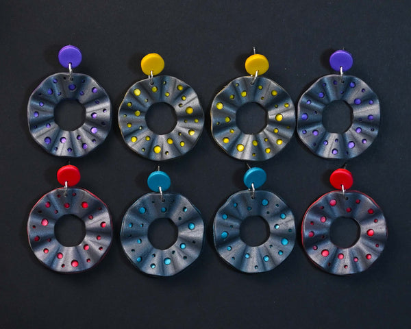 Grupo de pendientes de arcilla polimérica modelo Volantes en variedad de colores