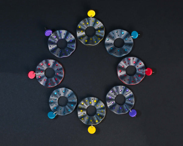 Pendientes de arcilla polimérica modelo Volantes en variedad de colores colocados en círculo