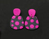 Imagen de los pendientes hechos a mano, modelo Verbena con diseño de de lunares magenta sobre fondo negro