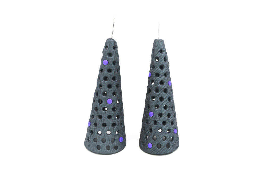 Pendientes artesanales de arcilla polimérica Eco, con diseño calado en forma de cono con puntos de colores vibrantes.