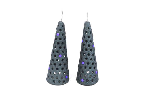 Pendientes artesanales de arcilla polimérica Eco, con diseño calado en forma de cono con puntos de colores vibrantes.