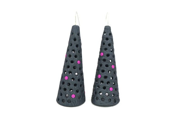 Pendientes artesanales de arcilla polimérica Eco, con diseño calado en forma de cono con puntos de colores vibrantes.