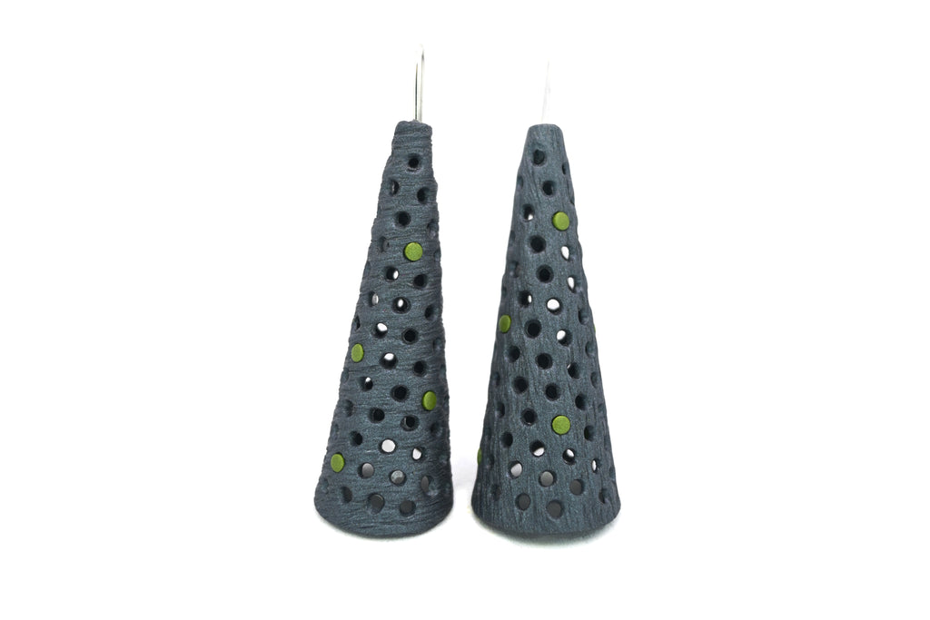 Pendientes artesanales de arcilla polimérica Eco, con diseño calado en forma de cono con puntos de colores vibrantes.