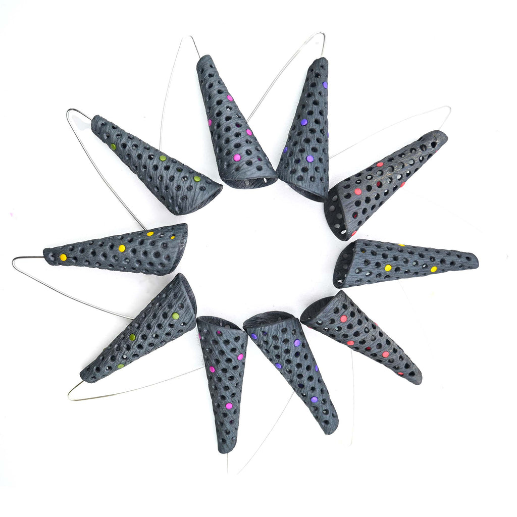 Imagen de los pendientes hechos a mano, modelo Eco en distintos colores sobre fondo blanco