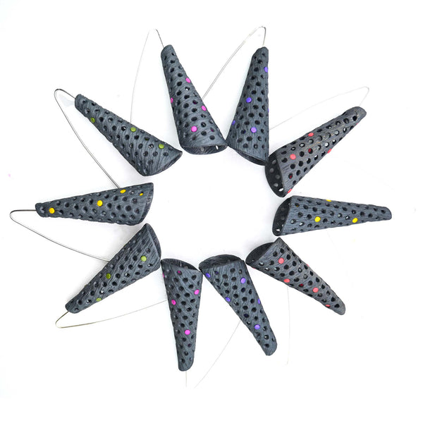 Imagen de los pendientes hechos a mano, modelo Eco en distintos colores sobre fondo blanco