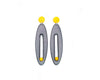 Imagen de los pendientes hechos a mano, modelo Esencia en color amarillo sobre fondo blanco