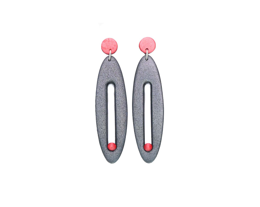 Imagen de los pendientes hechos a mano, modelo Esencia en color coral sobre fondo blanco