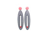 Imagen de los pendientes hechos a mano, modelo Esencia en color coral sobre fondo blanco