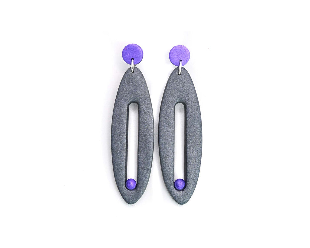 Imagen de los pendientes hechos a mano, modelo Esencia en color Púrpura sobre fondo blanco