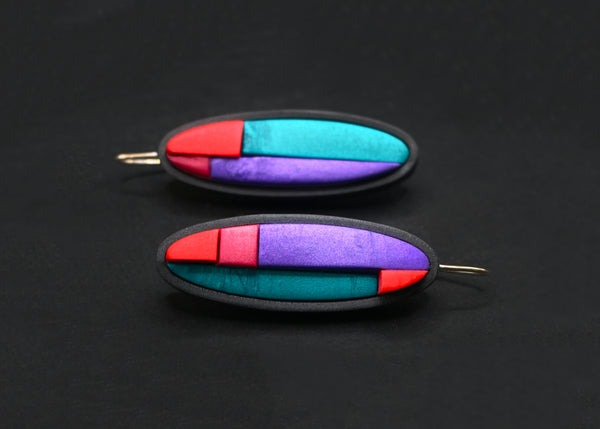 Pendientes artesanales de arcilla polimérica metálica con diseño en bloques de distintos tamaños en colores vibrantes.