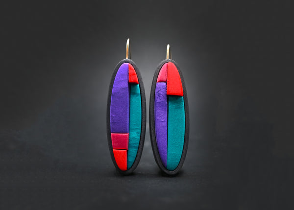 Pendientes artesanales de arcilla polimérica metálica con diseño en bloques de distintos tamaños en colores vibrantes.