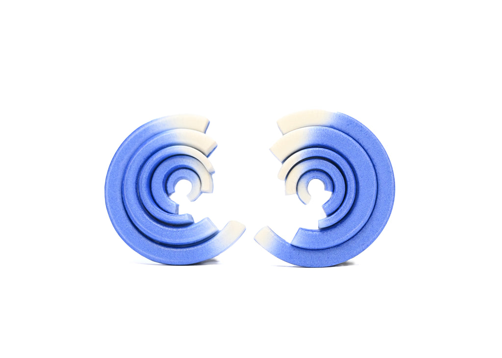 Pendientes artesanales de arcilla polimérica en con degradado de azul a blanco. Adorno en forma circular con distintas alturas. Imagen-1