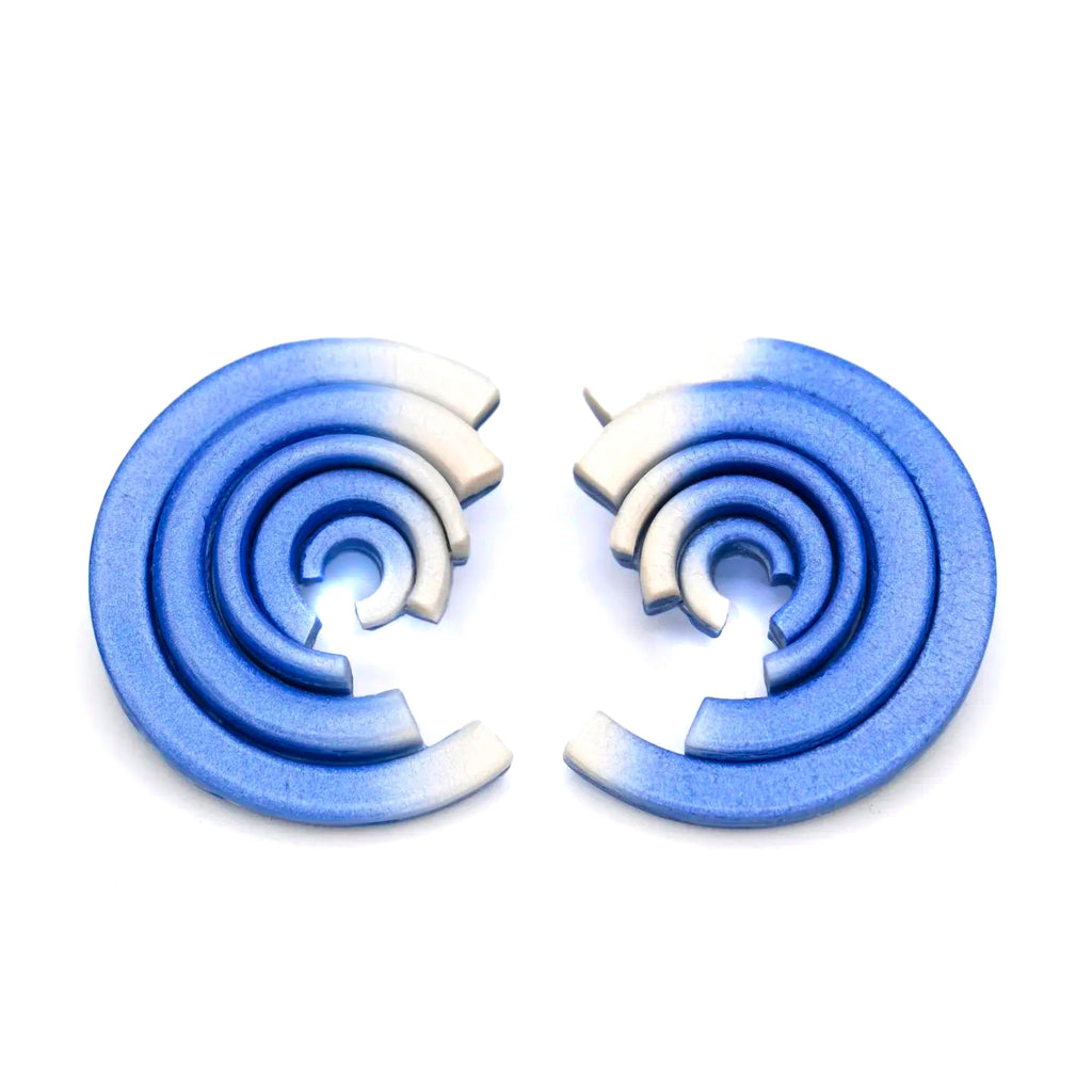 Pendientes artesanales de arcilla polimérica en con degradado de azul a blanco. Adorno en forma circular con distintas alturas. Imagen-3