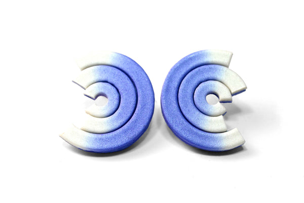 Pendientes de arcilla polimérica modelo Mistral Mini con diseño en en color degradado de blanco a azul