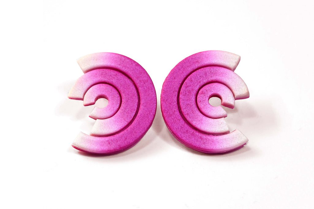 Pendientes de arcilla polimérica modelo Mistral Mini con diseño en en color degradado de blanco a magenta