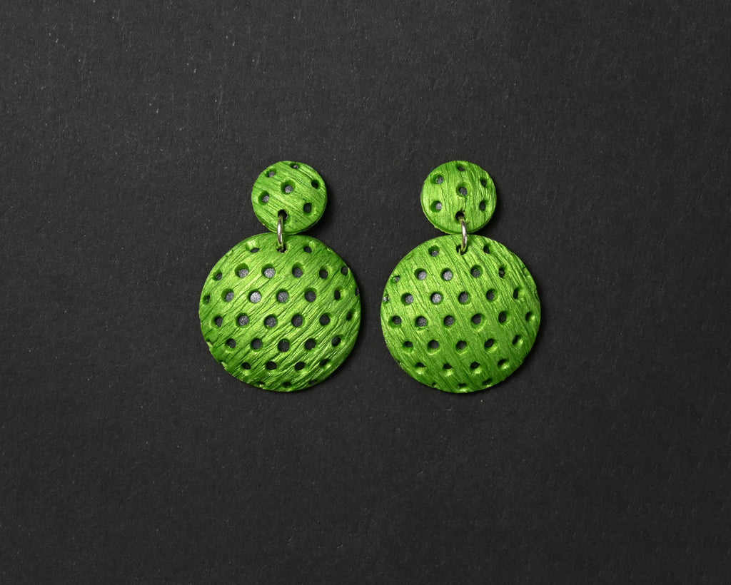 Imagen de los pendientes hechos a mano, modelo Polka Dots en color verde sobre fondo negro