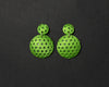 Imagen de los pendientes hechos a mano, modelo Polka Dots en color verde sobre fondo negro