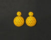 Imagen de los pendientes hechos a mano, modelo Polka Dots en color amarillo sobre fondo negro