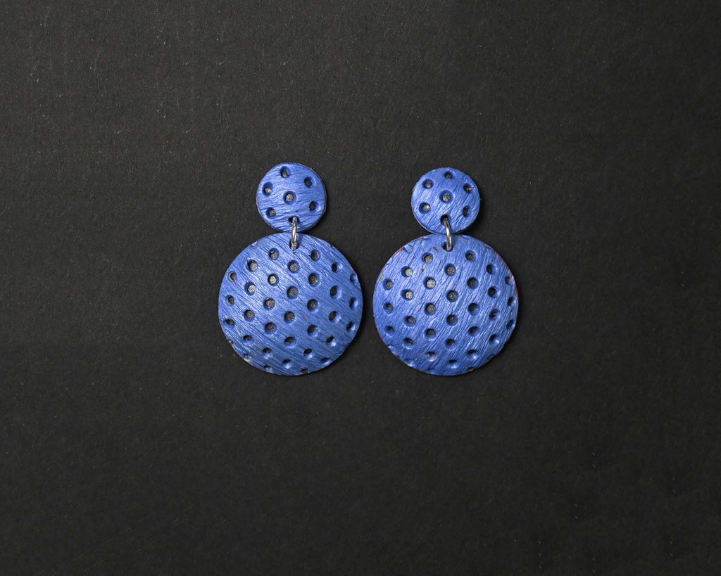 Imagen de los pendientes hechos a mano, modelo Polka Dots en color azul sobre fondo negro