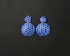 Imagen de los pendientes hechos a mano, modelo Polka Dots en color azul sobre fondo negro