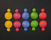 Imagen de los pendientes hechos a mano, modelo Polka Dots en cinco colores sobre fondo negro, colocados en forma rectangular 