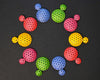 Imagen de los pendientes hechos a mano, modelo Polka Dots en cinco colores sobre fondo negro, colocados en forma circular 