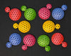 Imagen de los pendientes hechos a mano, modelo Polka Dots en cinco colores sobre fondo negro, colocados en forma original 