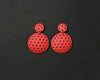 Imagen de los pendientes hechos a mano, modelo Polka Dots en color coral sobre fondo negro