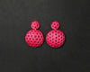 Imagen de los pendientes hechos a mano, modelo Polka Dots en color magenta sobre fondo negro