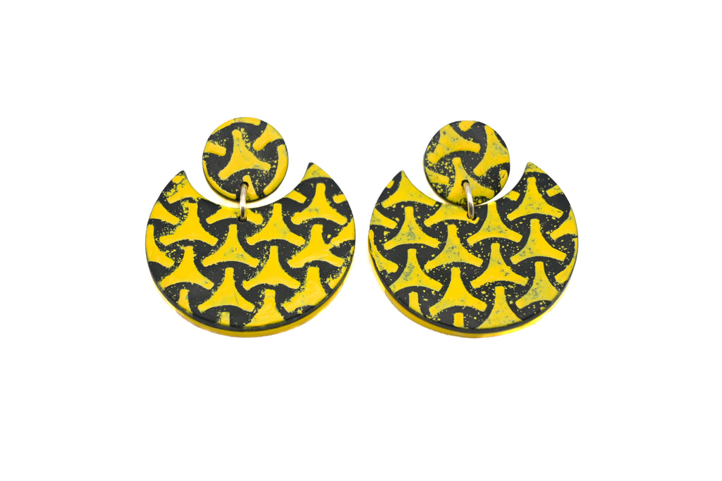 Imagen de los pendientes hechos a mano, modelo Punk con diseño en color amarillo sobre fondo blanco