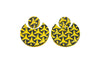 Imagen de los pendientes hechos a mano, modelo Punk con diseño en color amarillo sobre fondo blanco