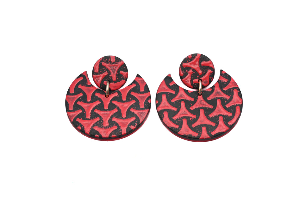 Imagen de los pendientes hechos a mano, modelo Punk con diseño en color rojo sobre fondo blanco
